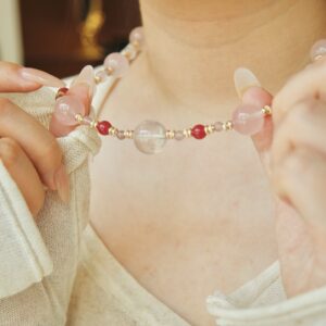 The inner world between the collarbones - Image 1